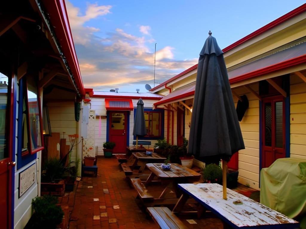 Stables Lodge Backpackers Нейпир Экстерьер фото