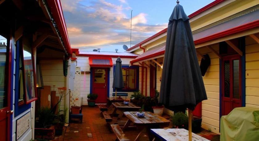 Stables Lodge Backpackers Нейпир Экстерьер фото